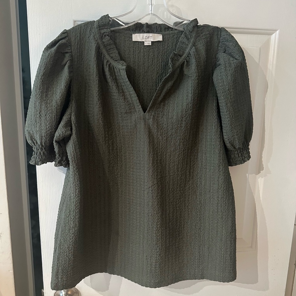 Beautiful NWOT LOFT V-Neck Blouse - Size Small